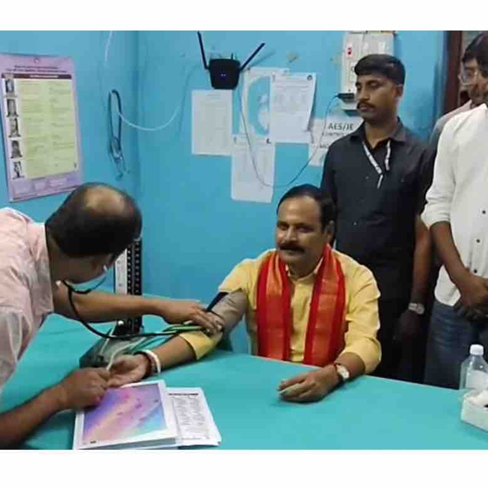 मंत्री नंदकिशोर राम ने चकिया अस्पताल का सरप्राइज इंस्पेक्शन किया:मरीजों से बात कर व्यवस्था पर संतोष जताया, ब्लड प्रेशर कराया चेक