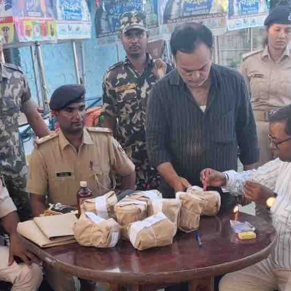 बिना लाइसेंस चल रही आइसक्रीम फैक्ट्री का स्टॉक नष्ट कराया:मोतिहारी में आइसक्रीम खाने से बच्चे हुए थे बीमार, जांच के लिए पटना भेजा गया सैंपल