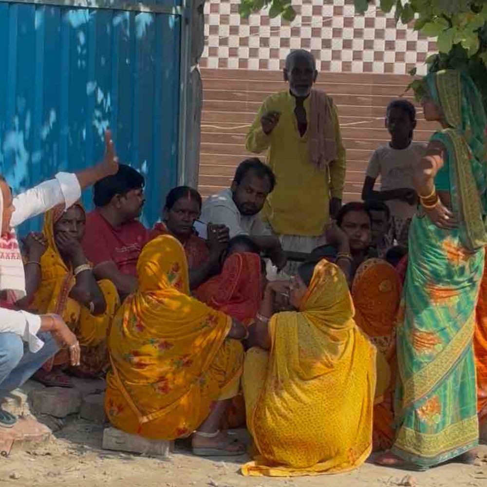 मोतिहारी में महिला का शव फंदे से लटका मिला:मर्डर या सुसाइड की जांच में जुटी पुलिस, FSL टीम भी मौके पर पहुंची