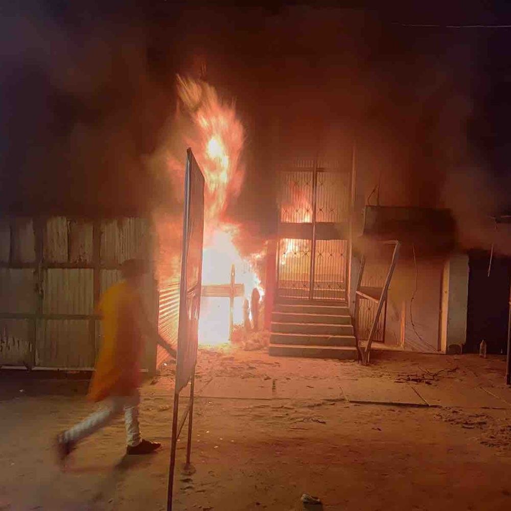 पिपरा बाजार में आग से 6 से ज्यादा दुकानें राख:मोतिहारी में इन्वर्टर की बैट्री फटने से लगी आग, लाखों का सामान जला