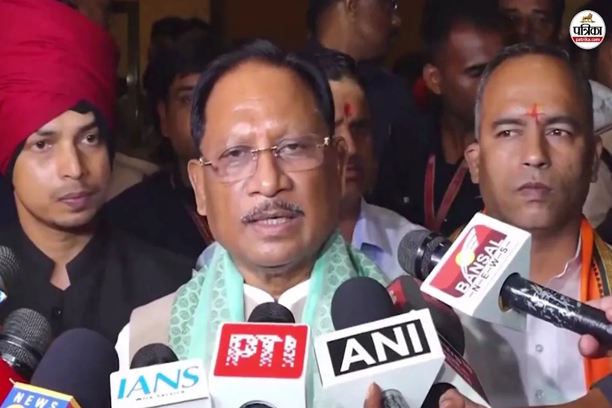 Raipur: शौर्यांजलि: बस्तर के नायकों को समर्पित कार्यक्रम में सीएम साय ने अमर शहीदों को अर्पित की श्रद्धांजलि