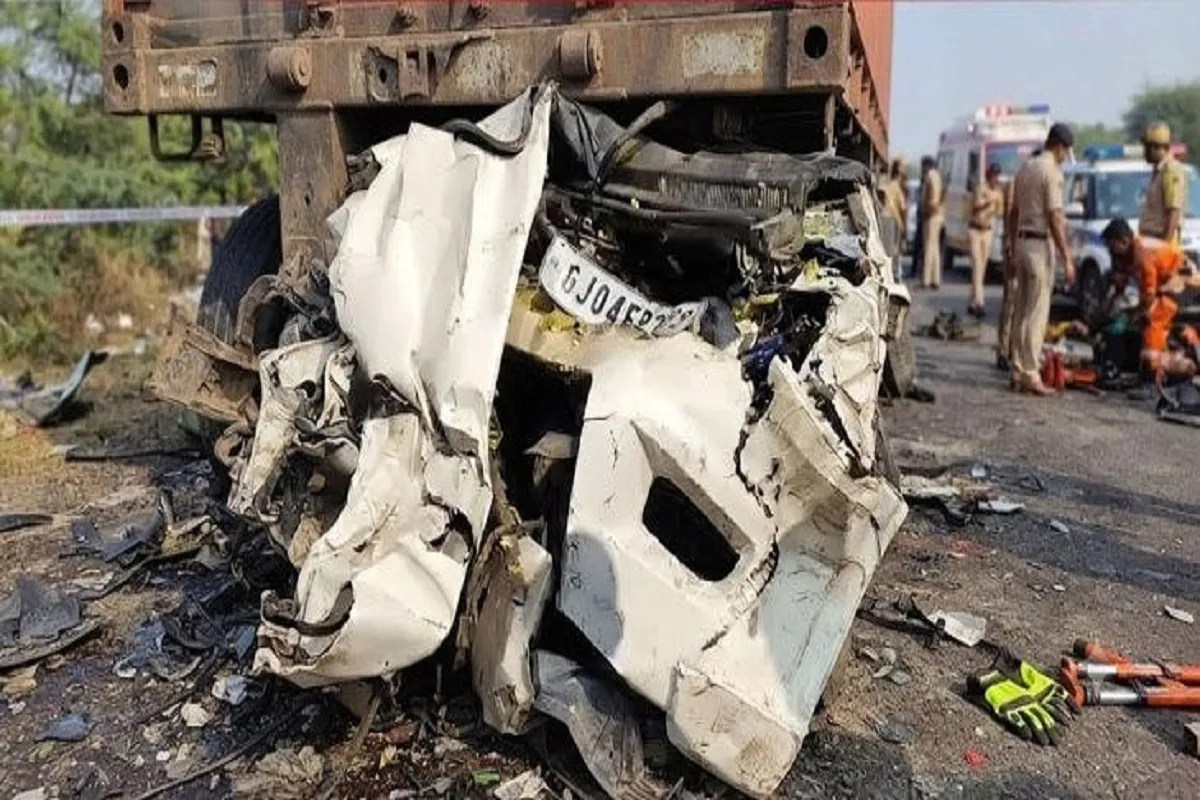 भावनगर के त्रापज गांव के पास खड़े ट्रेलर में घुसी कार, 7 लोगों की मौत