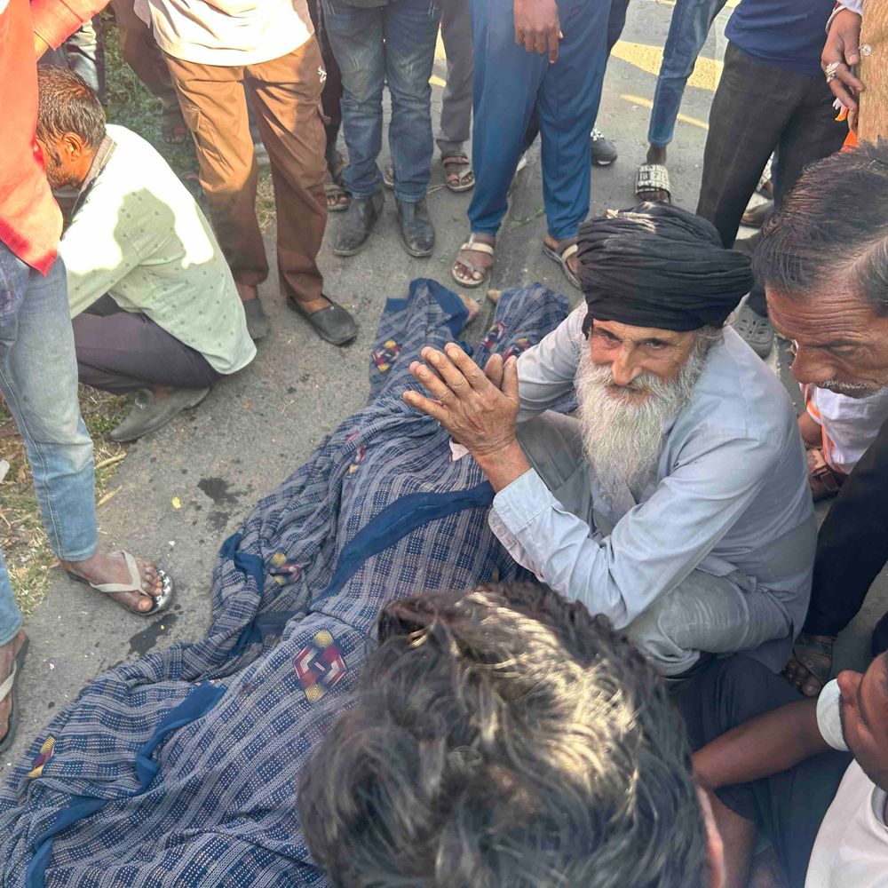वाहन ने बाइक सवार परिवार को रौंदा:दंपती समेत बेटी की मौके पर मौत, एक बच्ची घायल; ग्रामीणों ने फोरलेन पर चक्काजाम किया