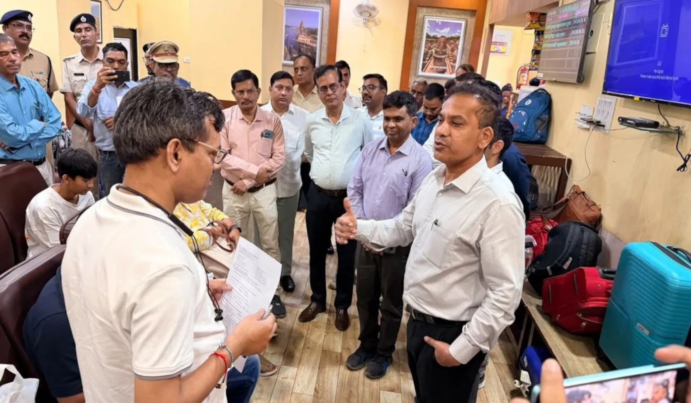 रेलवे स्टेशनों पर चला स्वच्छता अभियान, यात्रियों से किया सीधा संवाद