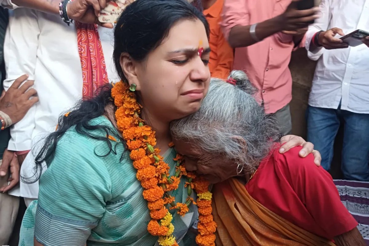 लहुरियादह गांव में मां बेटी की तरह लिपट कर रोई दिव्या और दुईजी देवी, माला पहनाकर ग्रामीणों ने किया पूर्व IAS का स्वागत