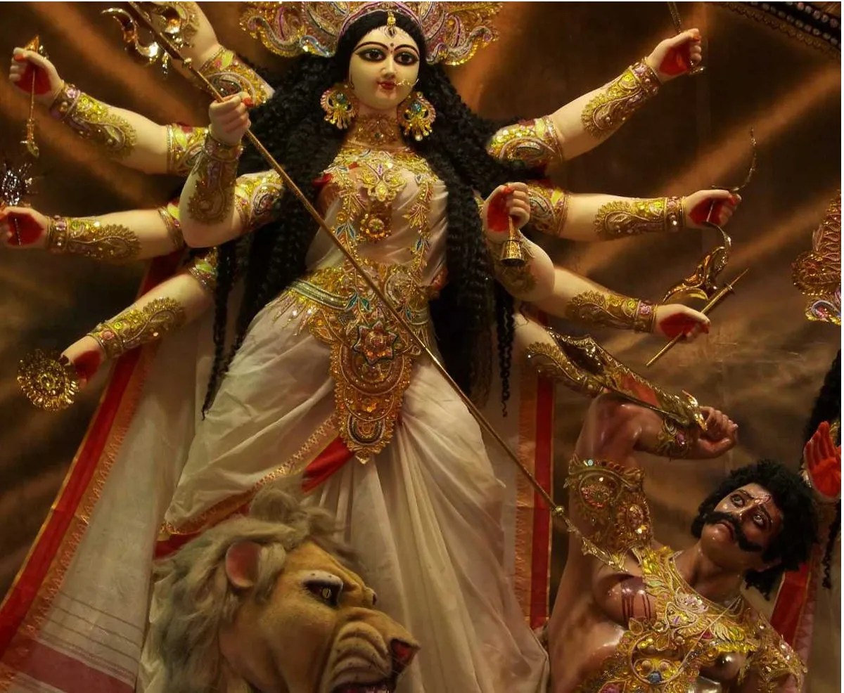 रतलाम में सुबह 4 बजे से शुरु हुआ गरबा, कालिका माता मंदिर में ब्रह्म मुहूर्त में ही लगी भक्तों की भीड़