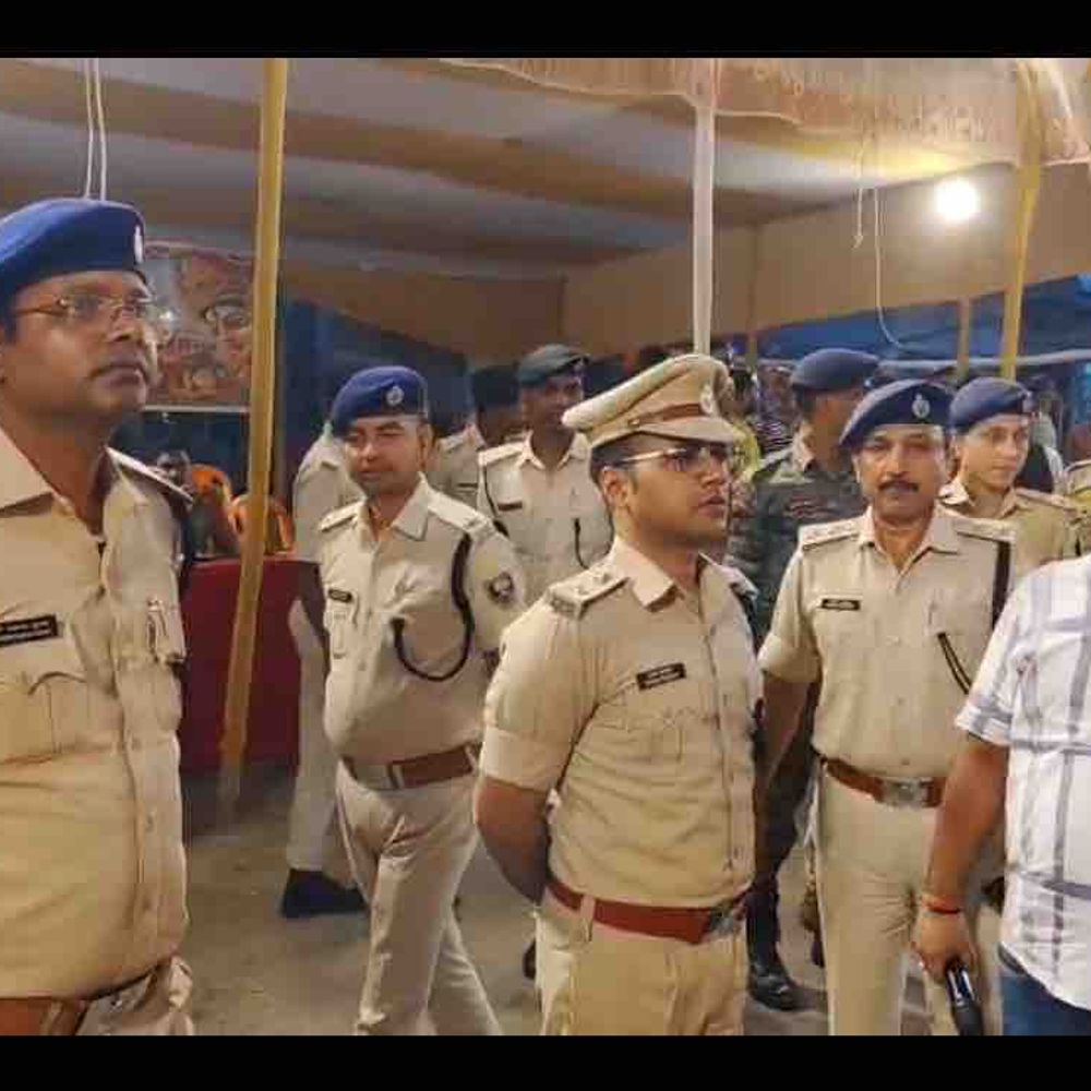मोतिहारी- SP स्वर्ण प्रभात ने पूजा पंडालों का किया निरीक्षण:सुरक्षा और भीड़ प्रबंधन का लिया जायजा; हुड़दंग करने वालों पर कार्रवाई की चेतावनी