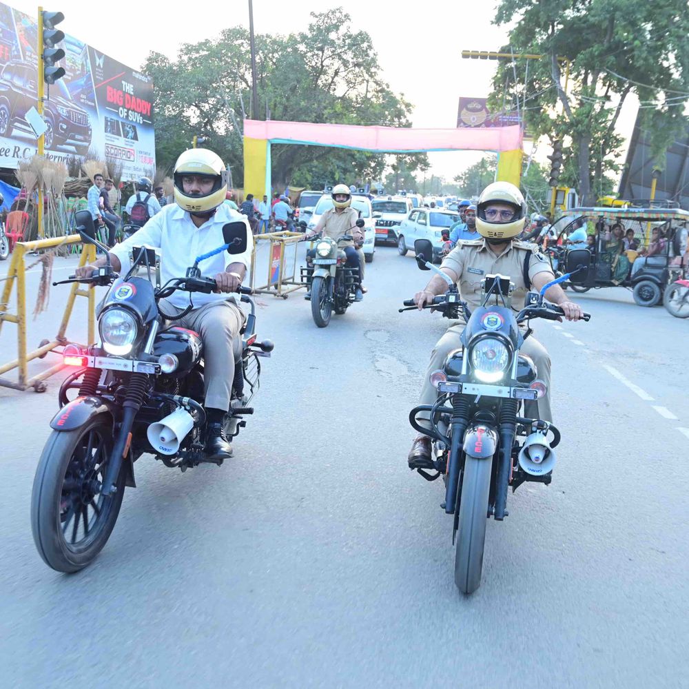 दुर्गापूजा पर प्रशासन अलर्ट, DM-SP ने किया फ्लैग मार्च:DJ पर बैन, विसर्जन में हथियार ले जाने पर रोक; अफवाह फैलाने वालों पर नजर