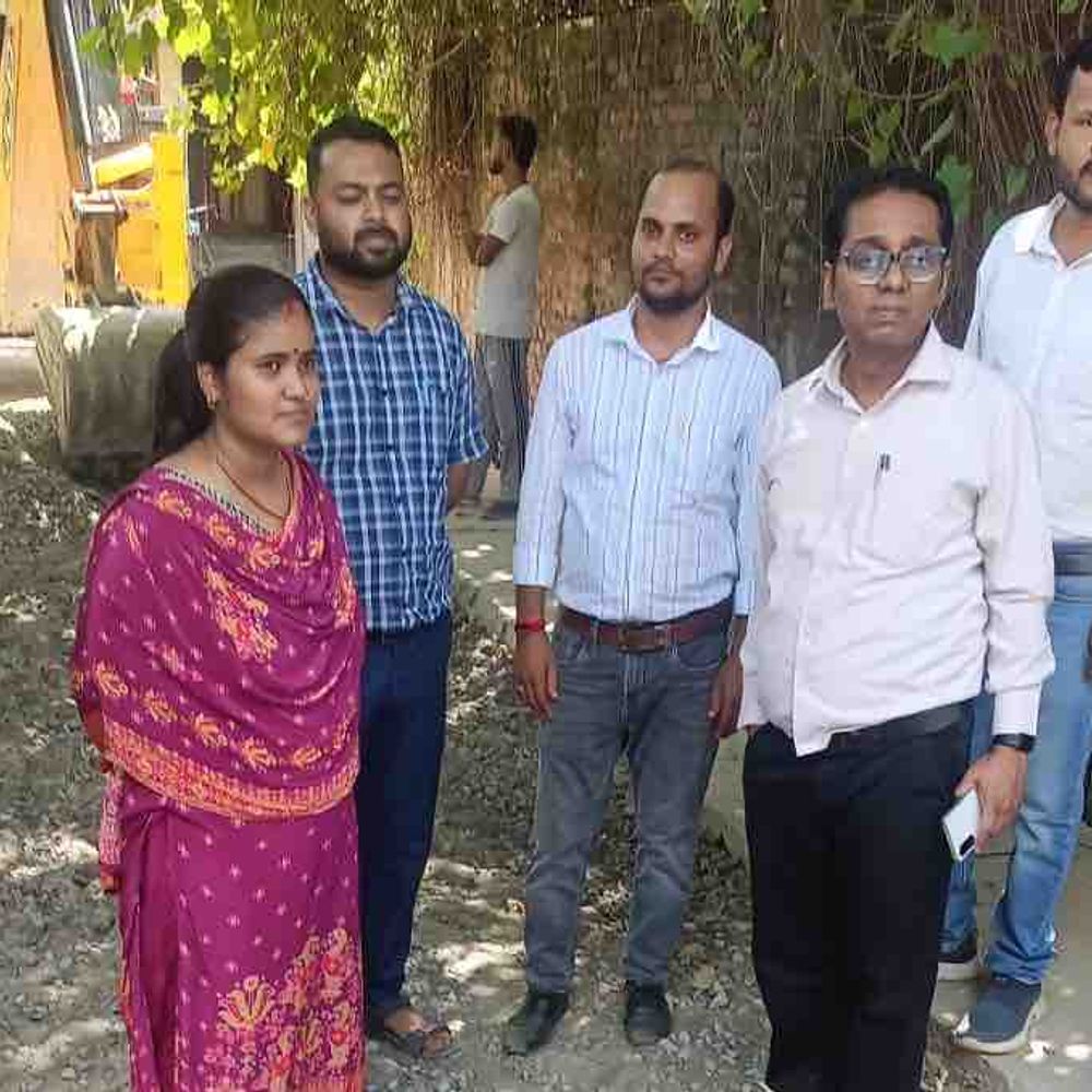 मोतिहारी में नगर आयुक्त ने गुणवत्ताहीन सड़क-नाला तुड़वाया:2 जगह तुड़वाकर फिर से करवाया निर्माण, ठेकेदारों को चेतावनी