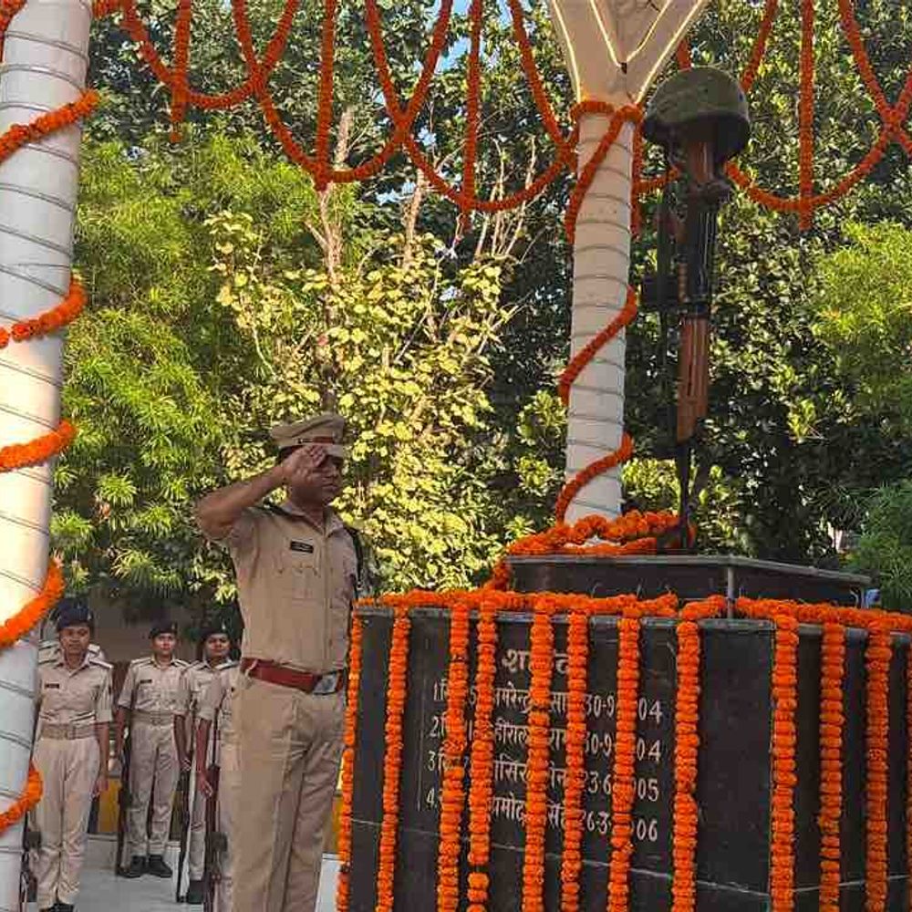 मोतिहारी में पुलिस संस्मरण दिवस पर शहीदों को श्रद्धांजलि:SP ने किया नमन, 1959 में चीनी घुसपैठियों से लड़ते 10 जवान हुए थे शहीद