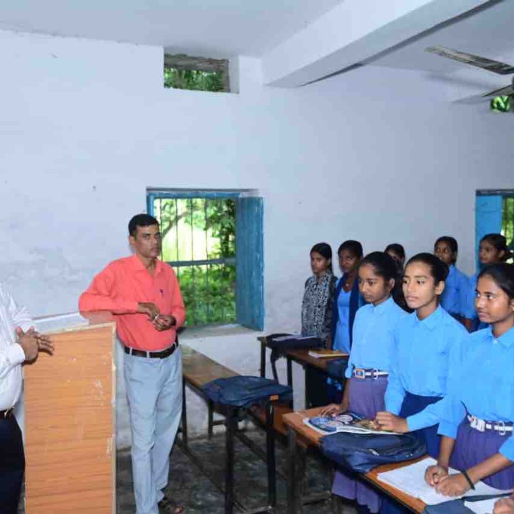 मोतिहारी में डीएम ने बच्चों को पढ़ाया गणित:’स्मार्ट क्लास’ और ‘शिक्षा साथी’ ऐप के इस्तेमाल पर दिया जोर, मॉडल स्कूल का निरीक्षण