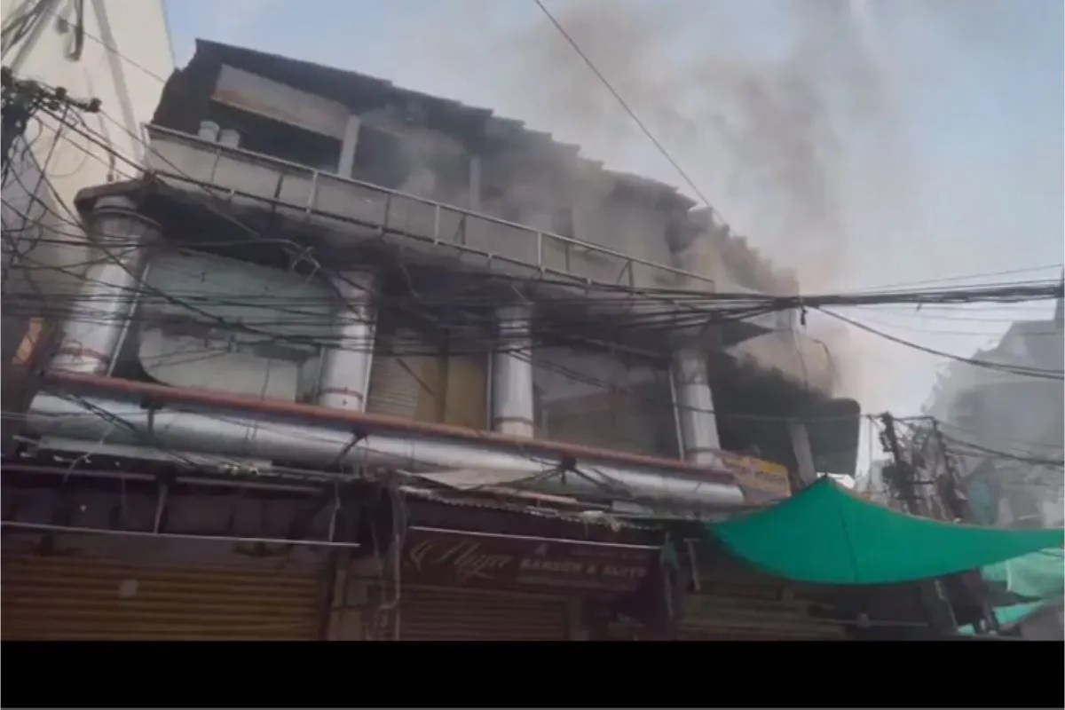 हैदराबाद के मदीना मार्केट में कपड़े की दुकान में लगी आग, चारमीनार के पास मची हलचल