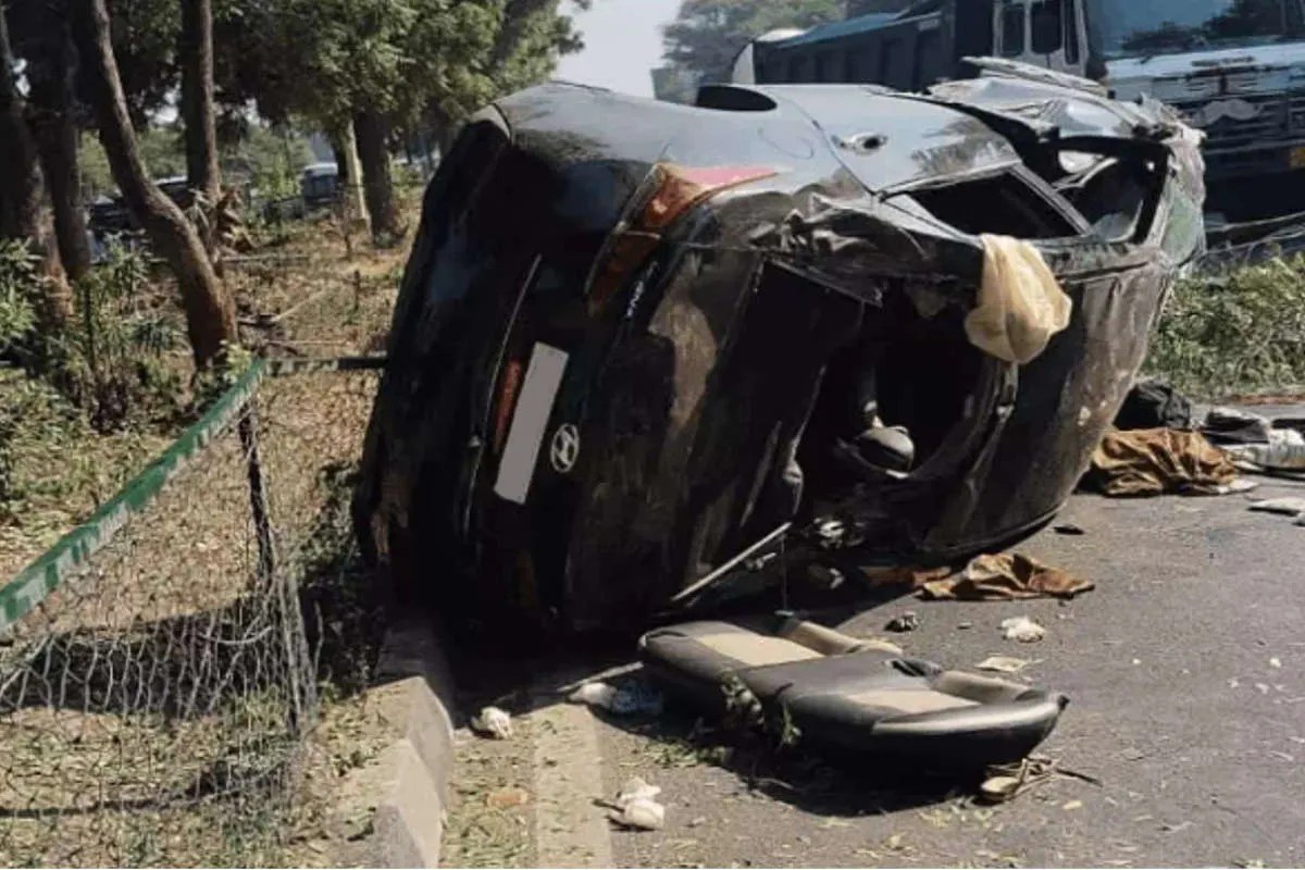 Gandhinagar Accident: गरबा की खुशियां मातम में बदलीं, तेज रफ्तार कार डिवाइडर से टकराकर पलटी, 3 दोस्तों की मौत