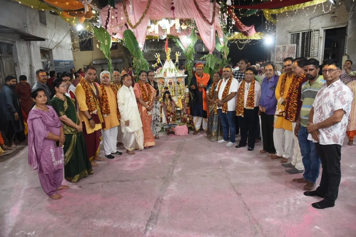 जामनगर के जलानी जार इलाके में ईश्वर विवाह में पुरुषों ने पीतांबरी पहनी, नगाड़े की धुन पर खेले गरबा