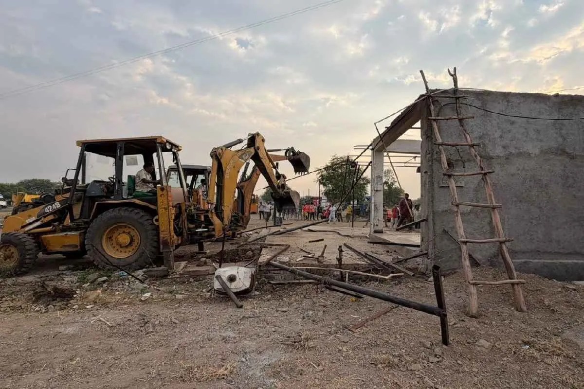 बीनागंज बायपास से कालापहाड़ तक 5 किलोमीटर में बुलडोजर एक्शन, 32 अवैध कब्जे तोड़े, 12 कट हटाए