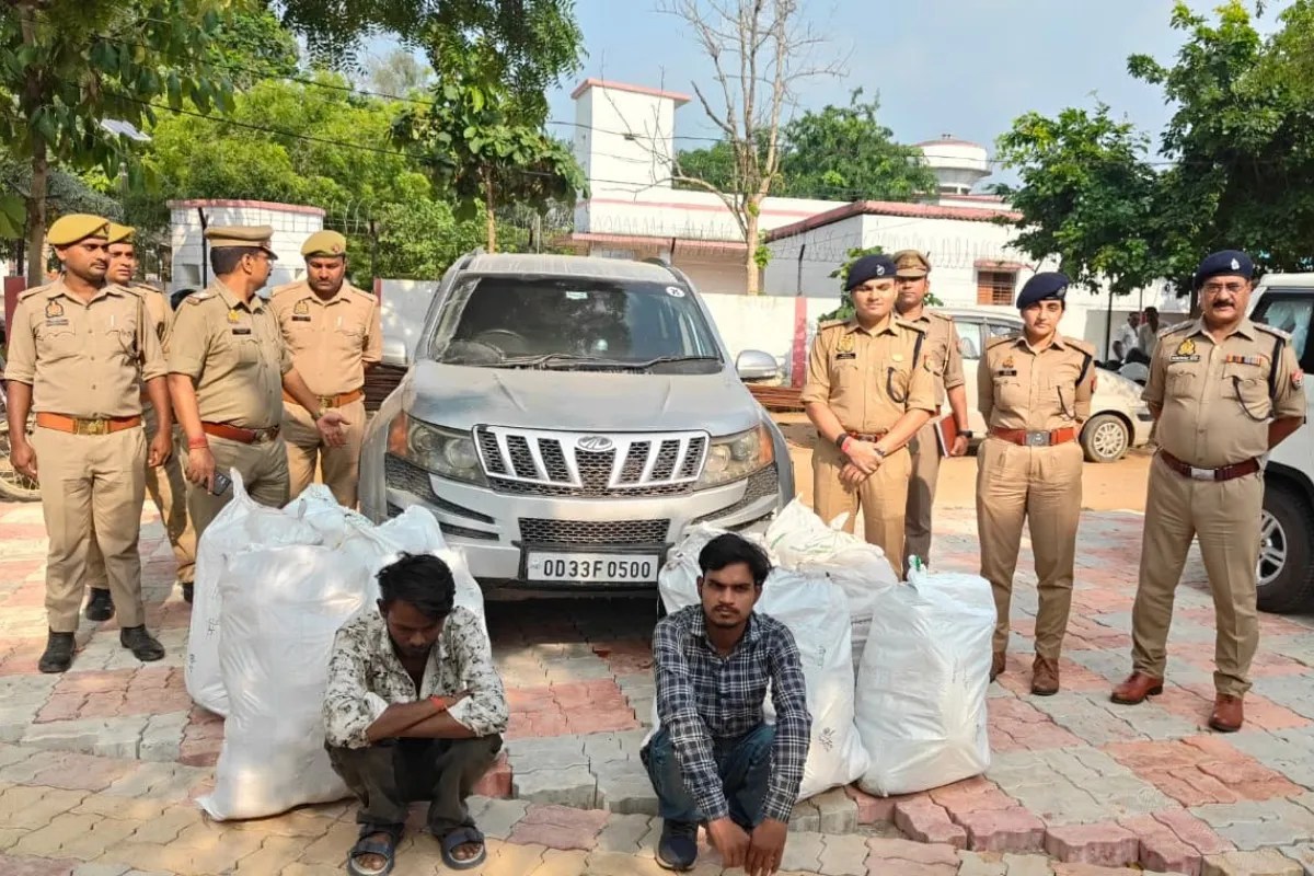 सोनभद्र में गांजा के साथ दो तस्कर गिरफ्तार, 1.50 करोड़ का माल बरामद, उड़ीसा से लाए थे बांदा में देनी थी डिलीवरी