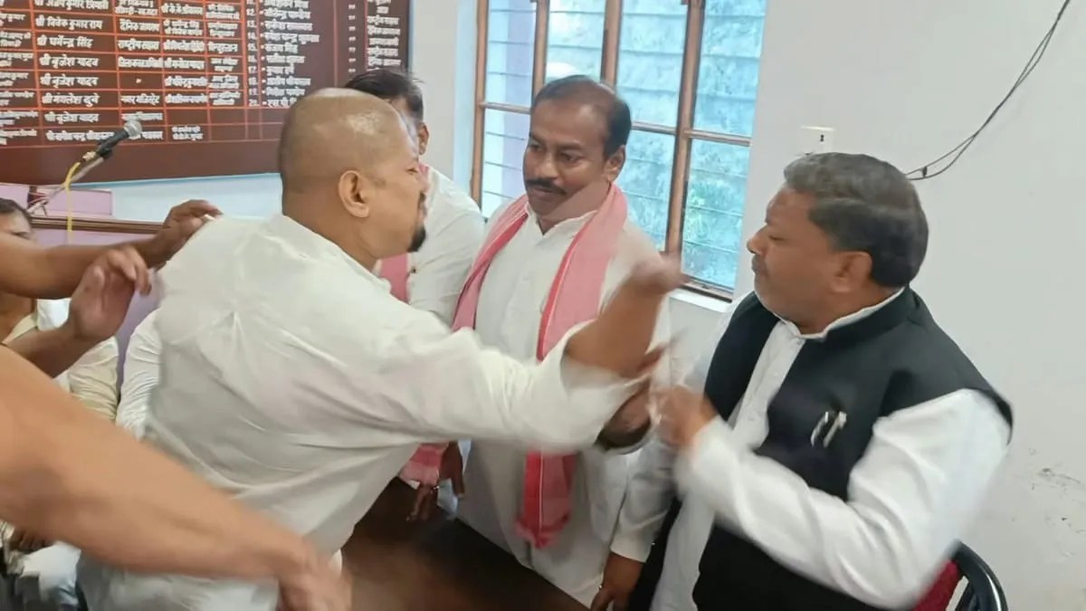 प्रेस वार्ता के दौरान बेटा मारा थप्पड़, पिता को समाजवादी पार्टी ने बाहर निकला, जानिए पूरा मामला