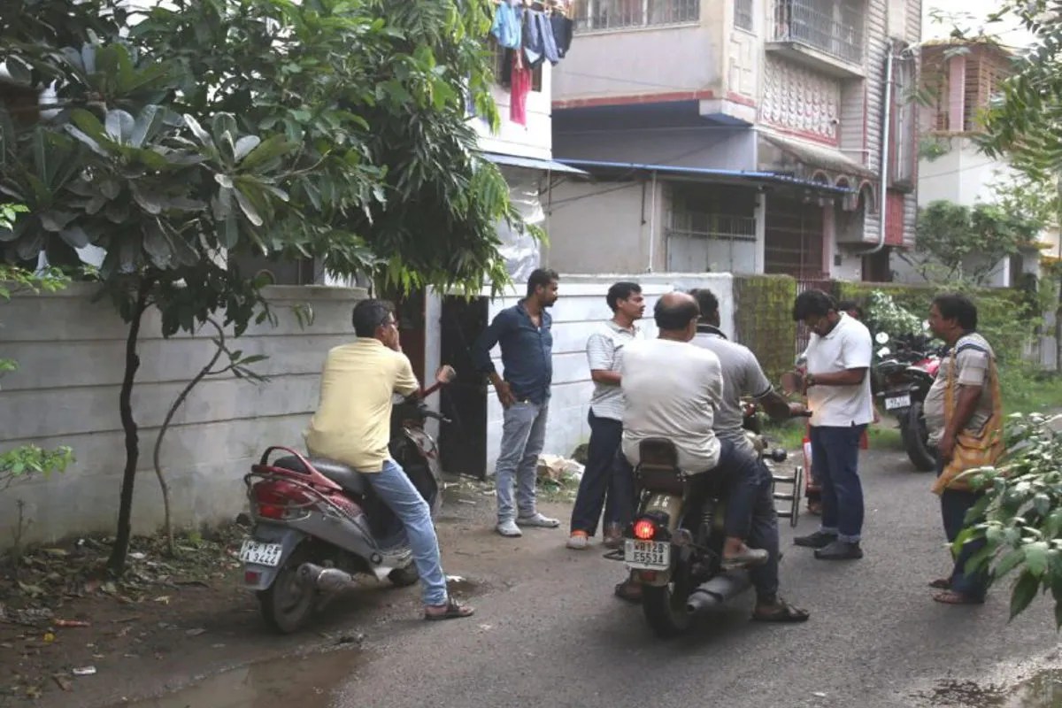 Kolkata News: घर में पति-पत्नी की संदिग्ध मौत, टेबल पर रखे थे 1 लाख रुपए, लिखा- हमारा अंतिम संस्कार कर देना