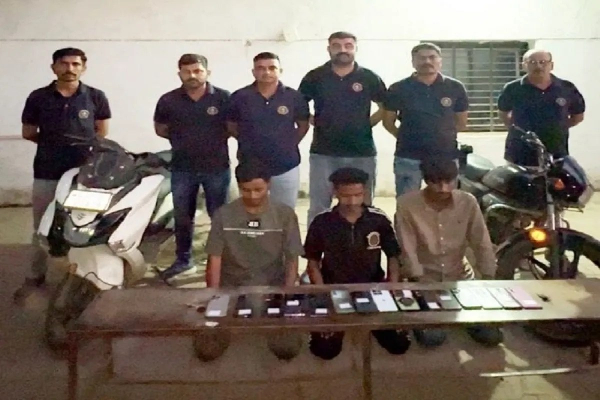 Ahmedabad: रात में टहलने वाले लोगों से मोबाइल छीनकर ऑनलाइन खरीदी करने वाले गिरोह का पर्दाफाश