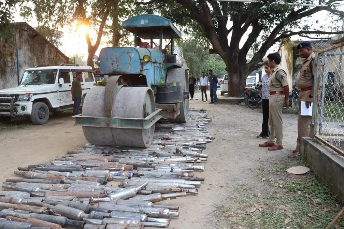 Surguja Police: 800 मॉडिफाइड साइलेंसर पर पुलिस ने चलवाया बुलडोजर, कानफोड़ु आवाज निकालकर करते थे परेशान