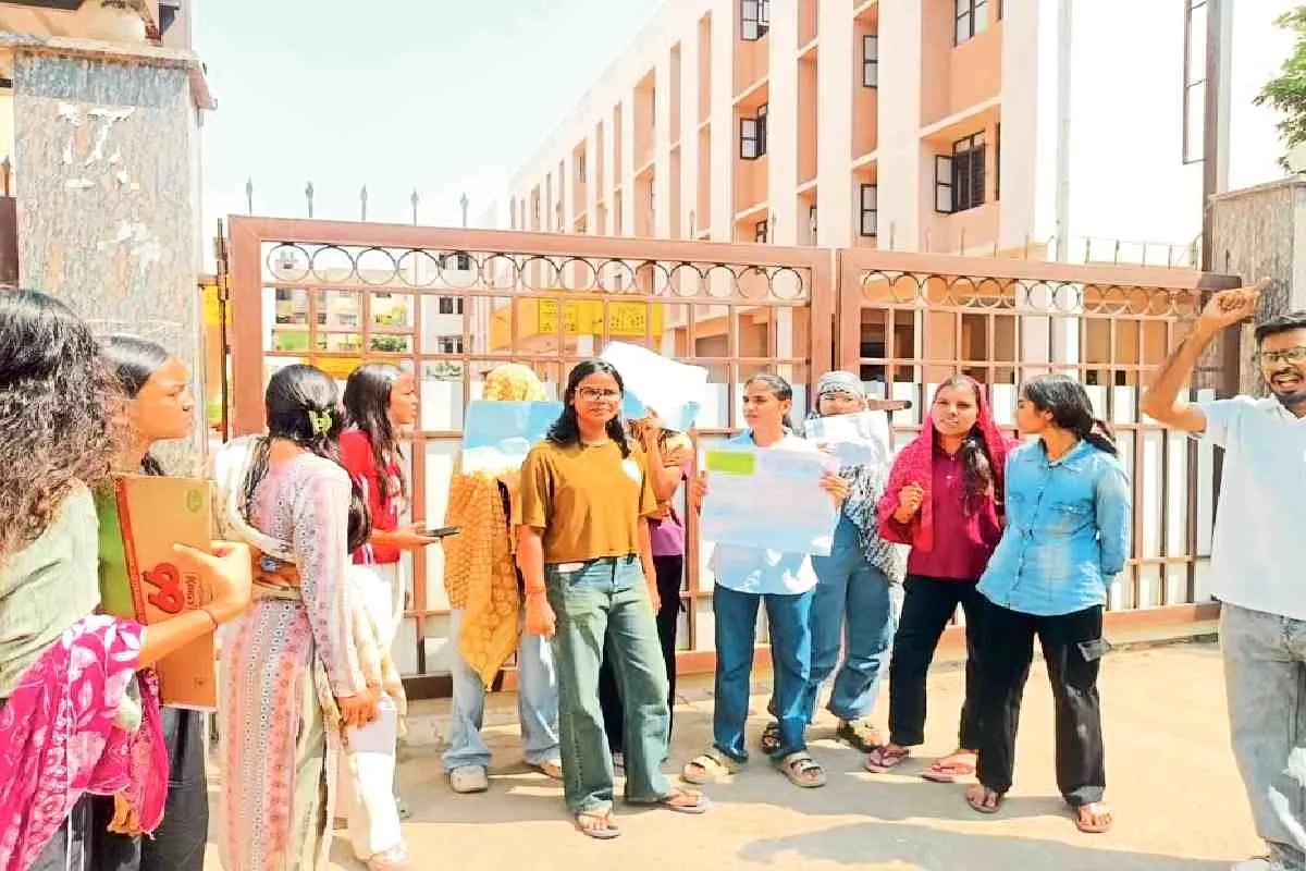 ‘अधिकारी तू करके बात करते हैं…’ भोपाल में हॉस्टल की लड़कियों ने की शिकायत, 50 लड़कियों के बीच एक शौचालय