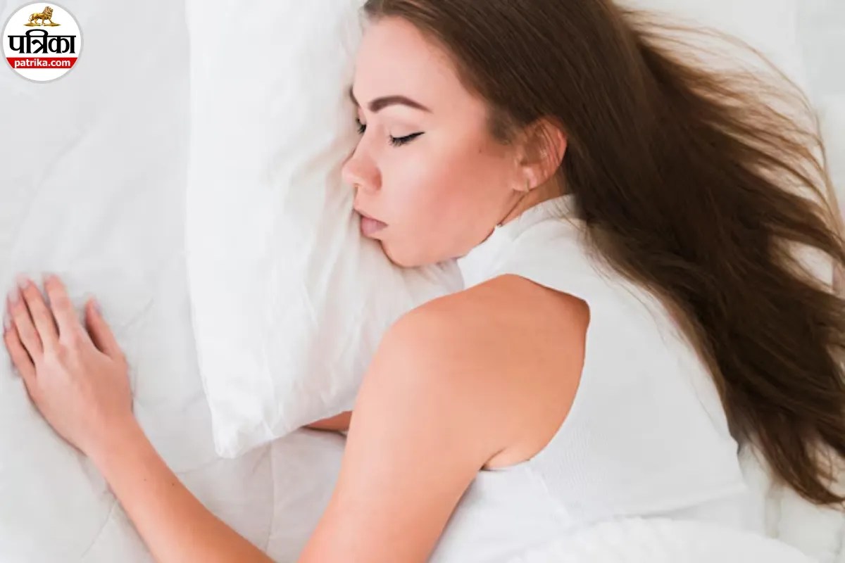 Silk Pillowcase: क्या सच में बालों का Frizz और Breakage कम करता है? Healthline से जानें 