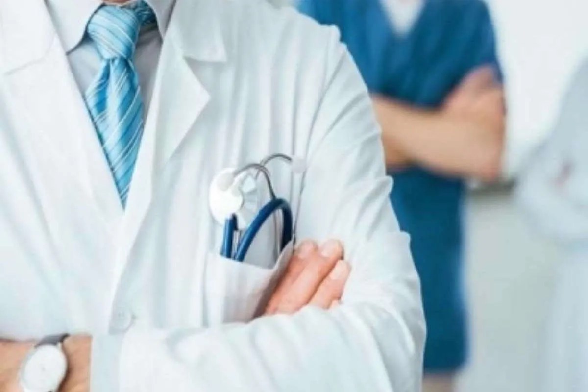 Surat Crime: 12वीं पास बना MBBS डॉक्टर, खुद के क्लिनिक में करने लगा मरीजों का इलाज, SOG ने किया बड़ा खुलासा