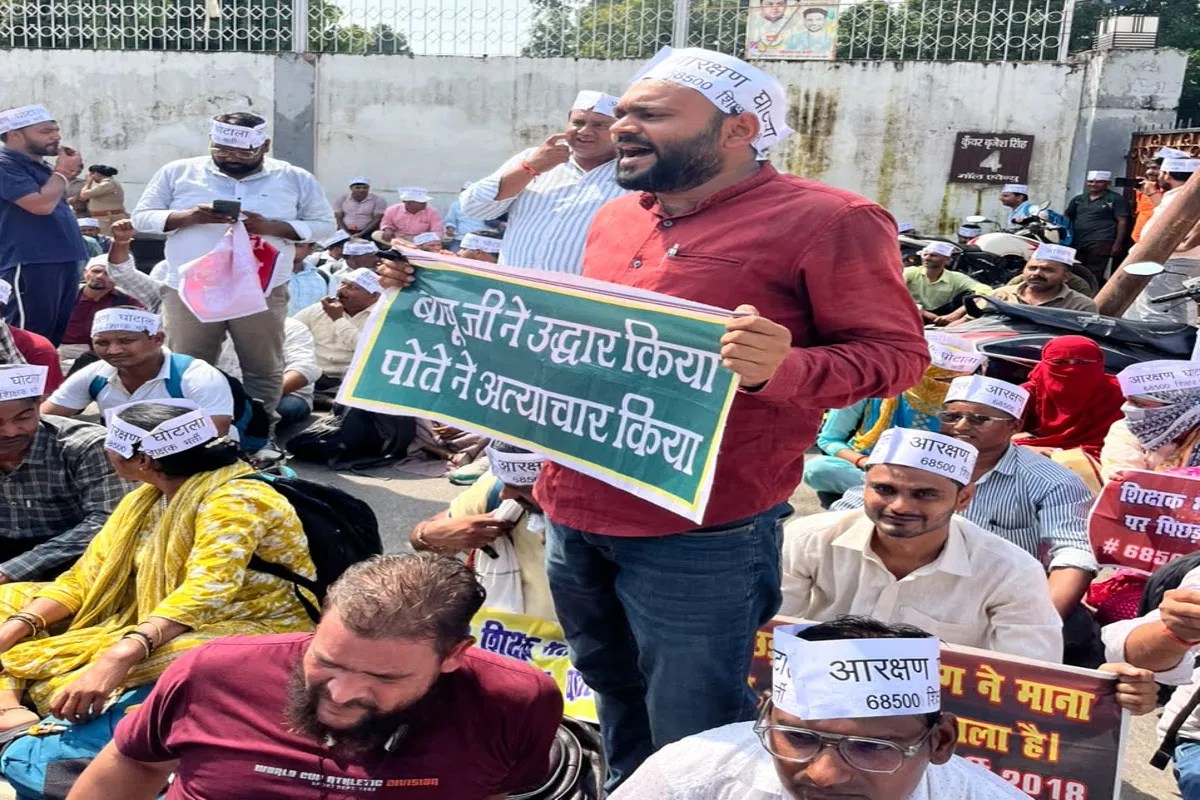 68500 शिक्षक भर्ती में आरक्षण विसंगति पर अभ्यर्थियों का हल्लाबोल, शिक्षा मंत्री आवास पर बजाई सीटी