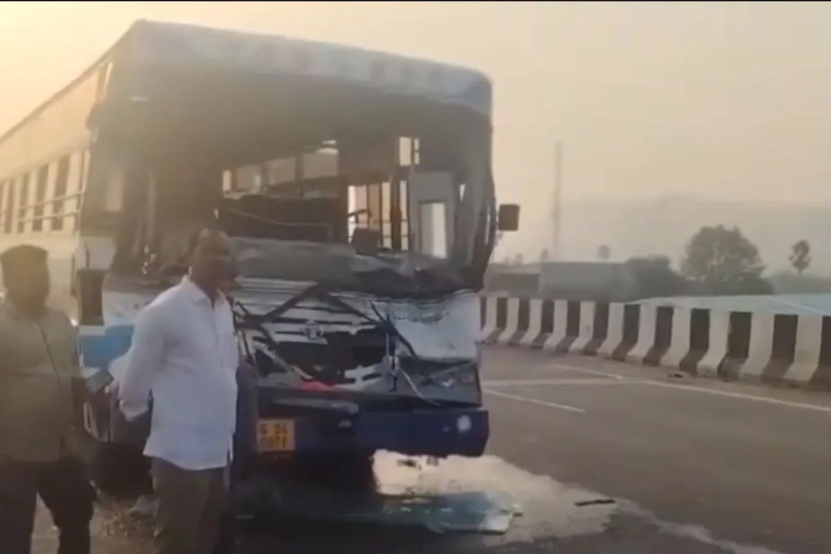 तेलंगाना में बस-ट्रक की टक्कर, 15 यात्री घायल; खम्मम से हैदराबाद जा रही थी बस
