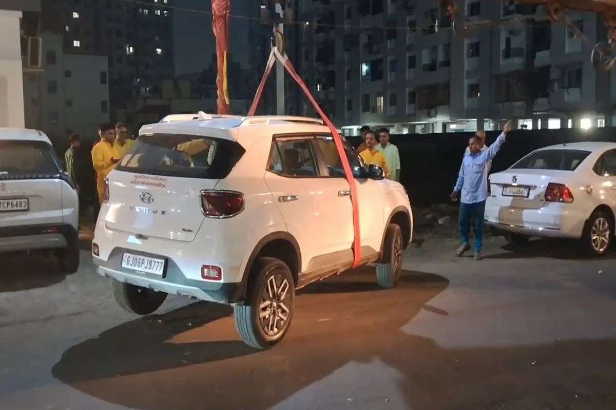 वडोदरा के समा-सावली रोड पर पार्षद की कार गड्ढे में उतरी