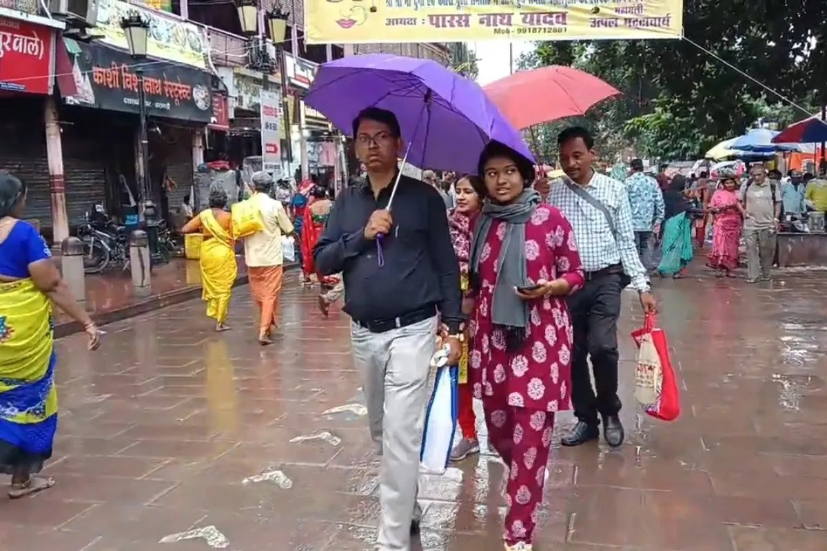 अर्नब चक्रवात का असर: वाराणसी और आसपास के जिलों में 24 घंटे से बारिश, 8 डिग्री तक गिरा पारा