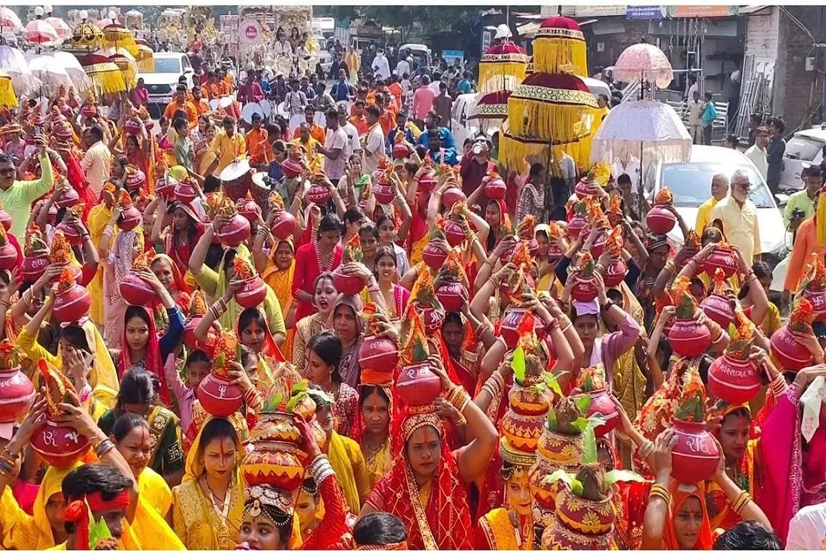 दुर्गा पूजा महोत्सव का शुभारंभ, निकाली कलश एवं कला शोभायात्रा