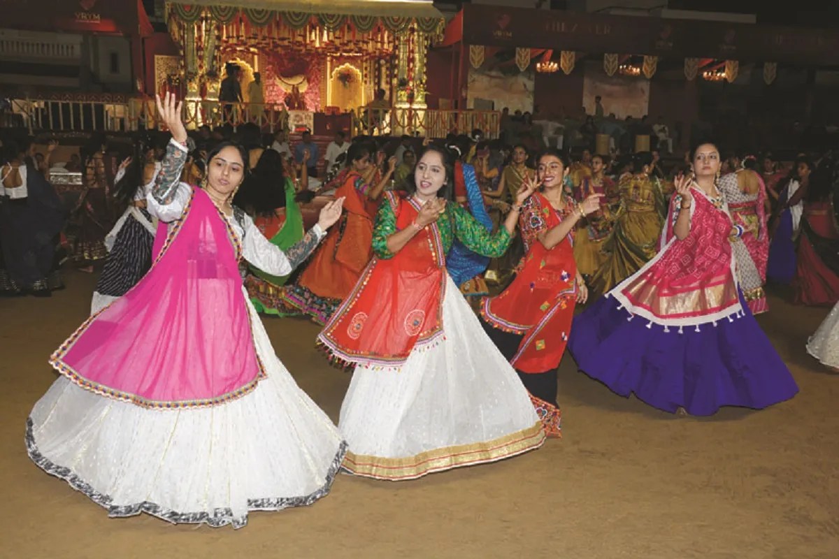नवरात्रि में गरबा के लिए एनआरआइ परिवार लौटे वतन