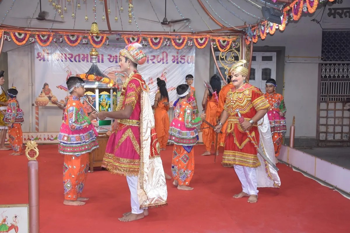 ब्रह्मा, विष्णु, महेश, राम-लक्ष्मण-हनुमान, रावण और राजा के वेश में रास