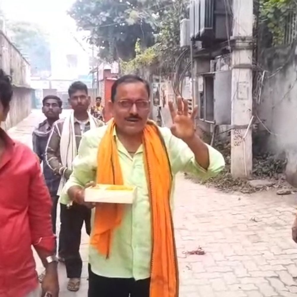 नीरज कुमार की जीत पर नवादा में आतिशबाजी:राजेश कुमार श्री के नेतृत्व में समर्थकों ने मनाया जश्न, लोगों के बीच बांटी गई मिठाइयां