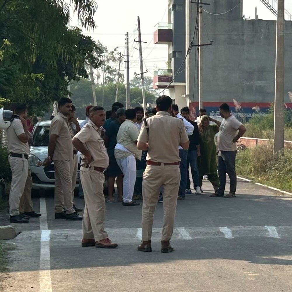 हांसी में पंचायत में दो पक्षों में संघर्ष:पति-पत्नी का विवाद सुलझाने के लिए बुलाई, मारपीट में महिला घायल, चाकू बरामद