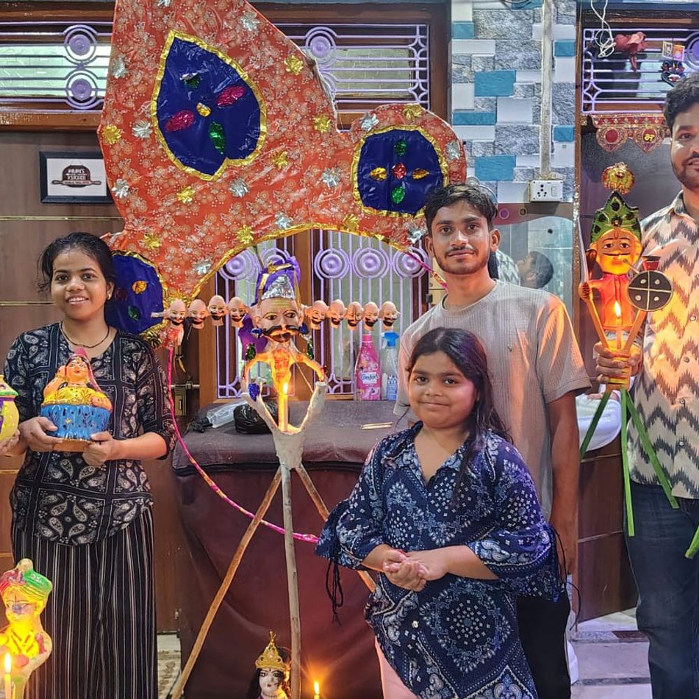 फतेहाबाद में टेसू झेंझी उत्सव:लोकगीतों के बीच बच्चों ने रचाया टेसू-झेंझी का विवाह, बांटा प्रसाद