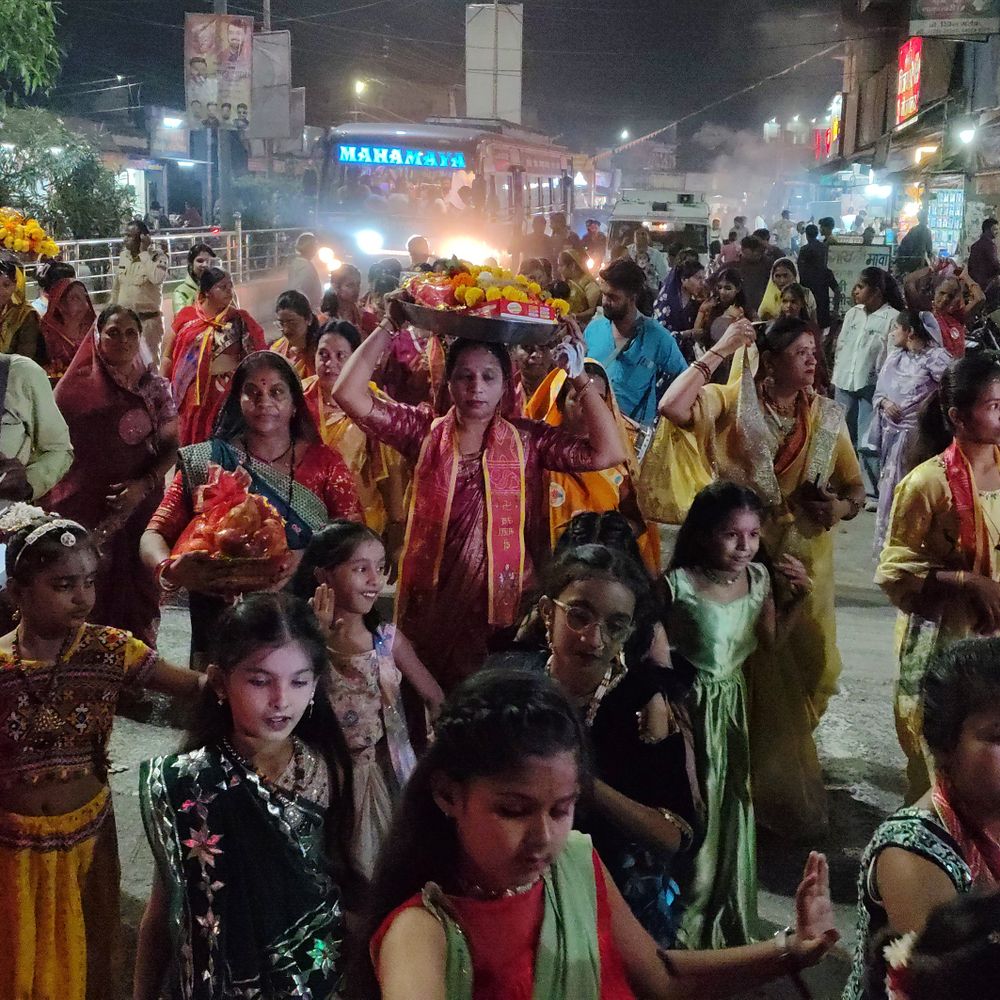 शाजापुर में मां राजराजेश्वरी को ओढ़ाई आस्था की चुनर:13वें वर्ष निकली चुनरी यात्रा, भजनों पर नाचते-गाते मंदिर पहुंचे श्रद्धालु; जगह-जगह हुआ स्वागत