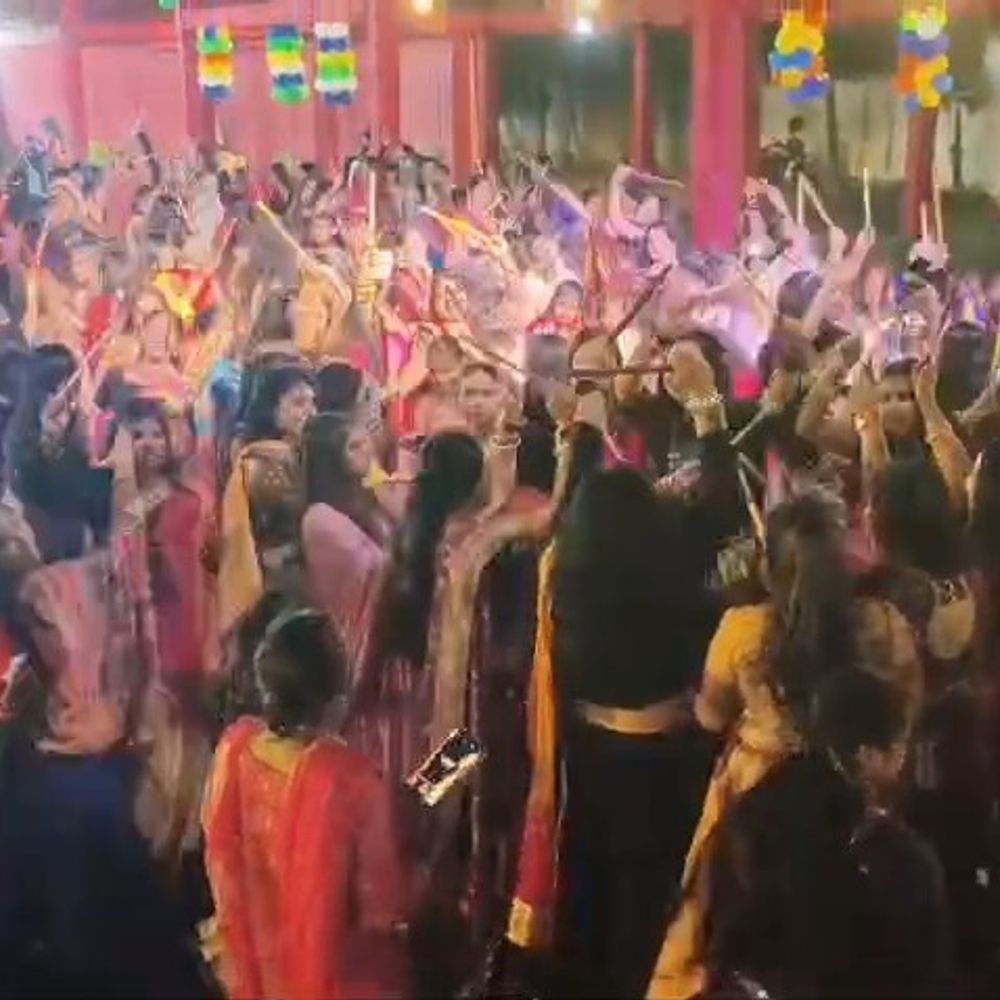 मोहनिया विधायक संगीता कुमारी ने महिलाओं साथ खेला डांडिया:नवरात्रि पर कैमूर के गुलजार वाटिका में महिलाएं हुईं शामिल