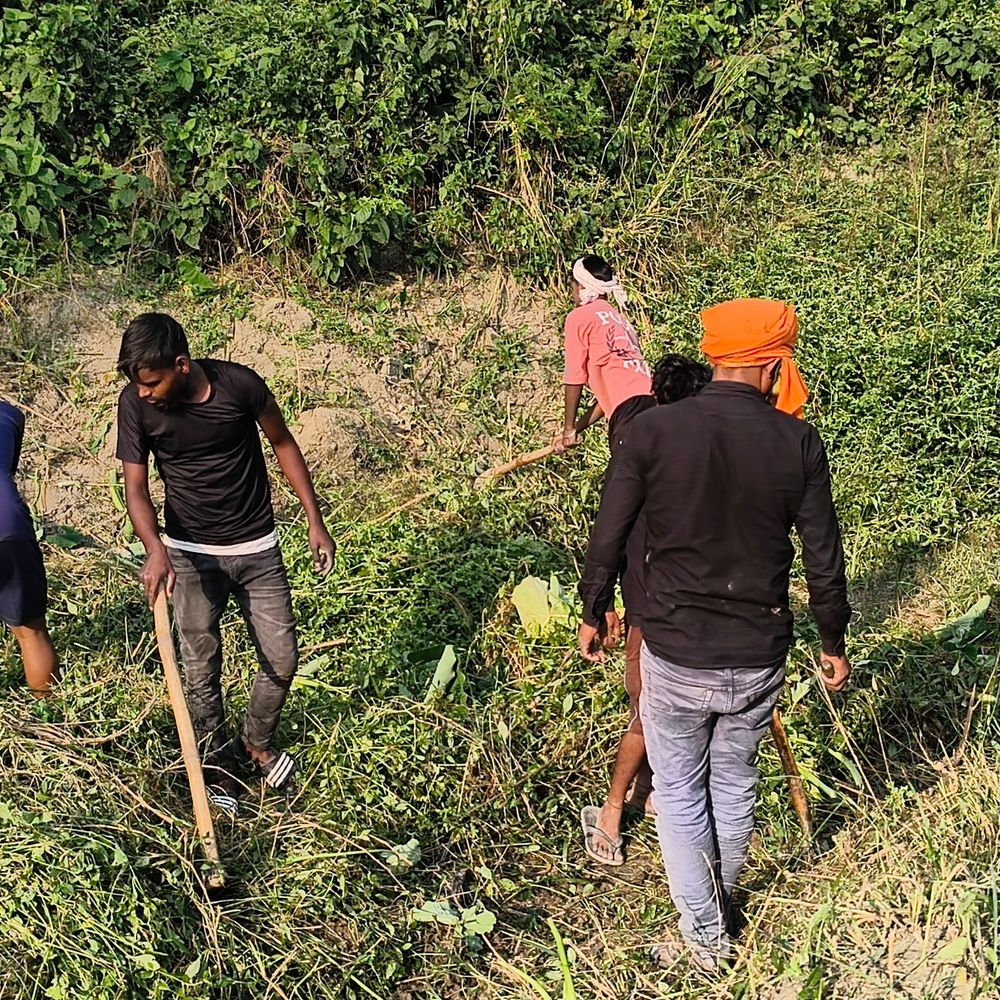बहादुरपुर पटोरी में VB-G RAM G योजना से सड़क सफाई:8 मजदूर कर रहे काम, मार्ग को स्वच्छ बनाने पर फोकस