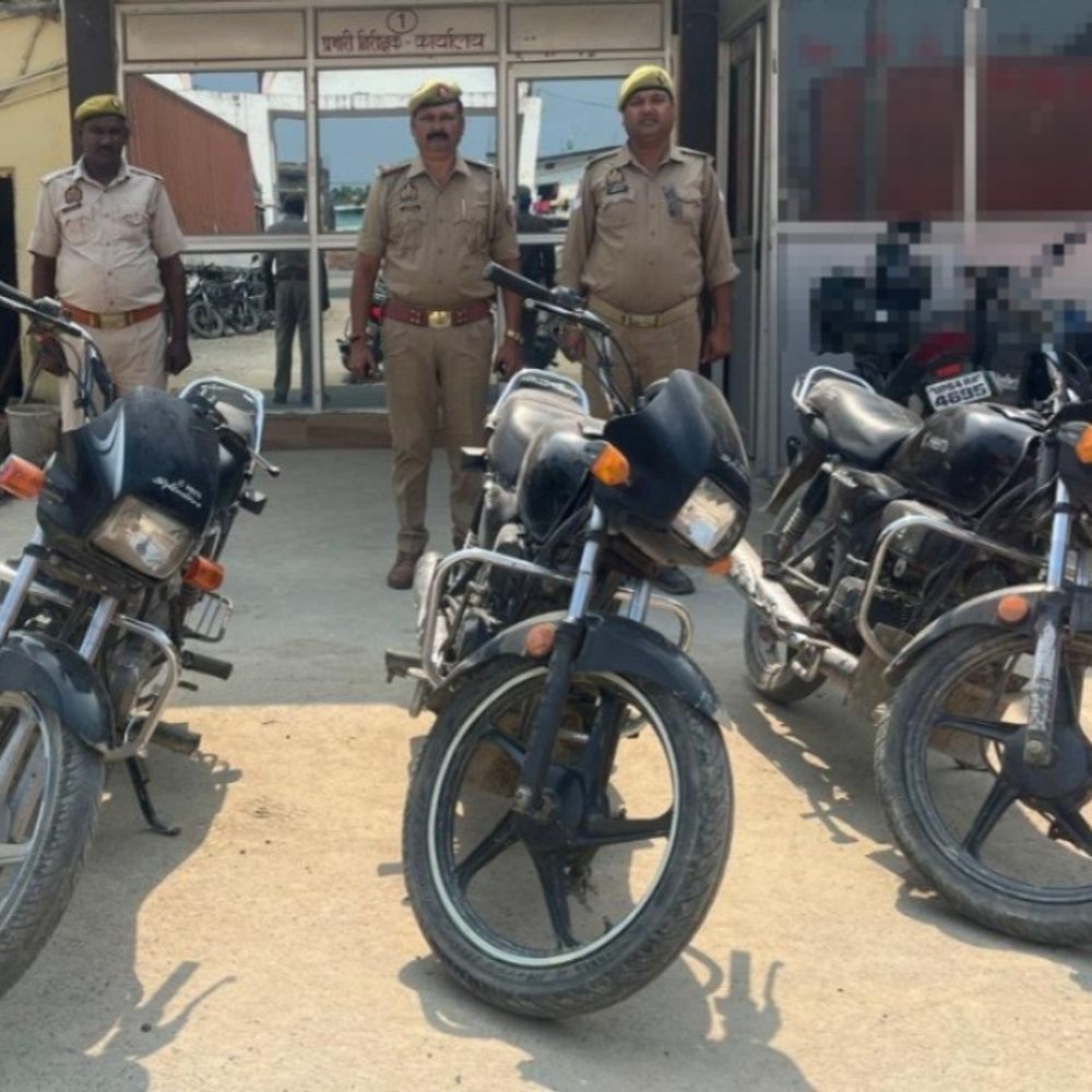 तीन बाल अपचारी चोरी की 3 बाइक के साथ गिरफ्तार:मुगलसराय स्टैंड से चुराई थीं हीरो स्प्लेंडर प्लस, सस्ते में बेचने की फिराक में थे