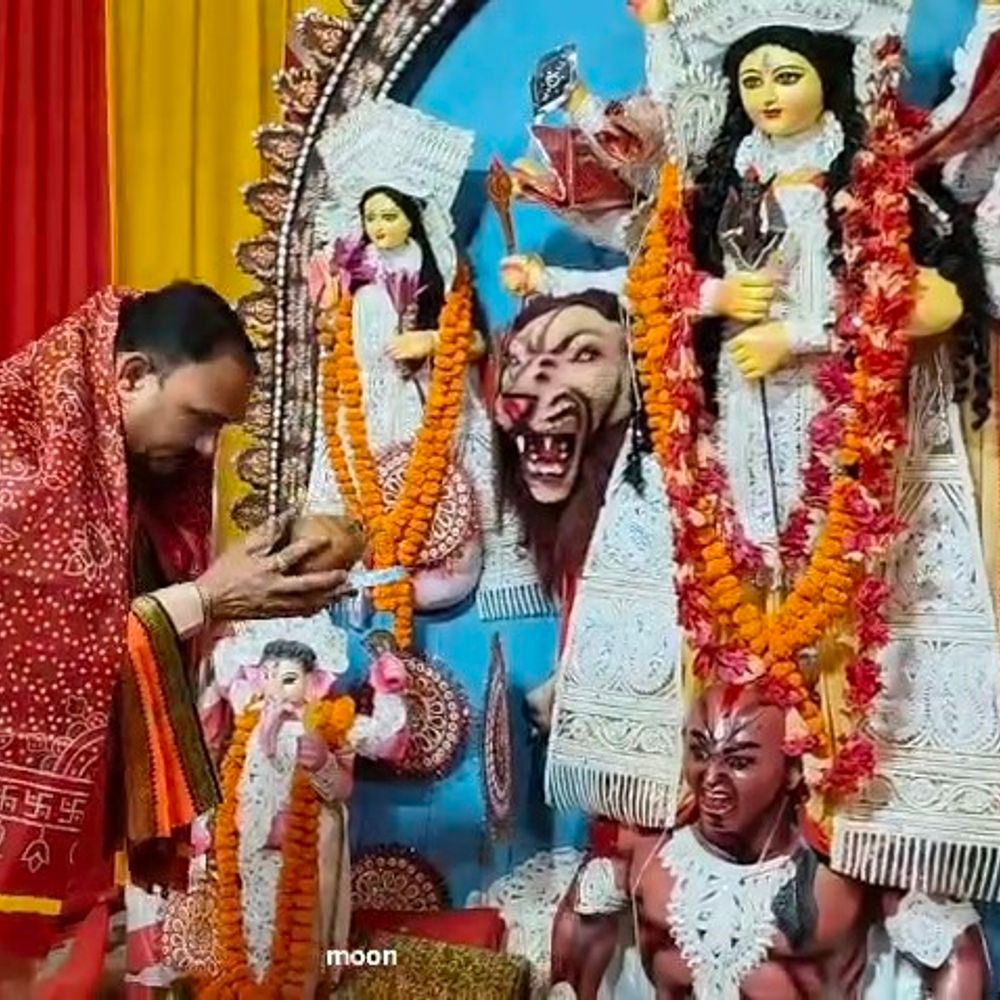 मनेंद्रगढ़ में 50 जगहों पर विराजीं मां दुर्गा:स्वास्थ्य मंत्री श्याम बिहारी जायसवाल और विनय जायसवाल ने किए दर्शन, सुख-समृद्धि की कामना की