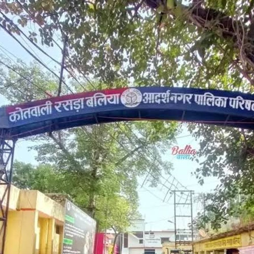 बलिया में अवैध पटाखा दुकान पर छापा:15 लाख के पटाखे जब्त, 15 कार्टून और 5 बोरी खुले पटाखे जब्त, दुकानदार गिरफ्तार