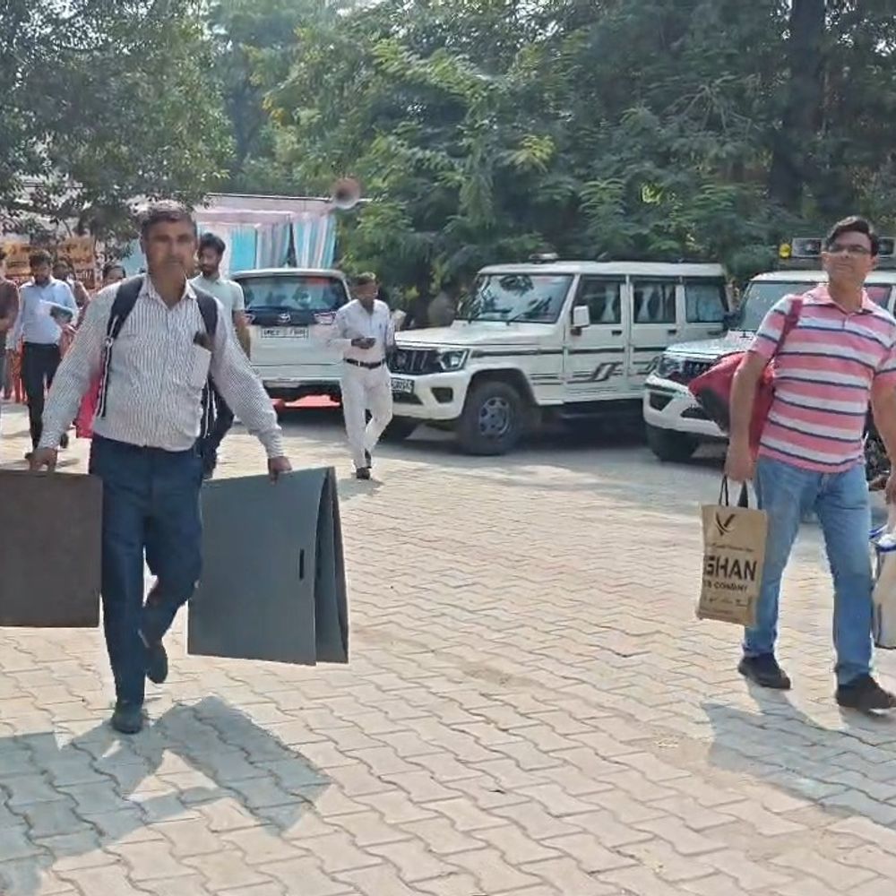 मथुरा में एमएलसी चुनाव के लिए पोलिंग पार्टियां रवाना:आगरा खंड स्नातक-शिक्षक निर्वाचन क्षेत्र में कल होगा मतदान