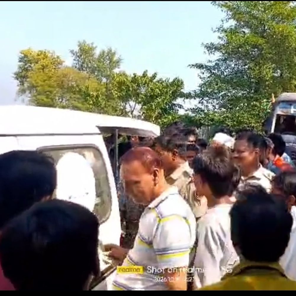 बस और नैनो की टक्कर में महिला की मौत:बेतिया में 2 लोग घायल, ननद के सास को देने जा रही थी मिट्टी