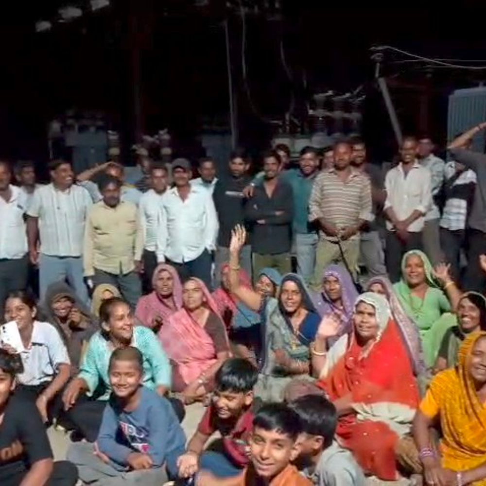 नीमच में 8 घंटे बिजली कटौती से ग्रामीण भड़के:ग्रिड पर ताला जड़ा, सड़क पर चक्काजाम; 2 घंटे यातायात ठप रहा