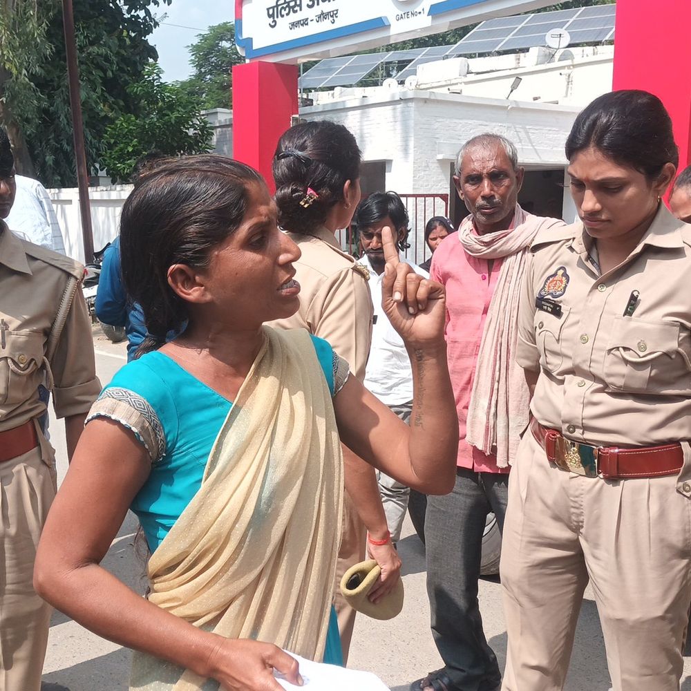 जमीन विवाद में एसपी कार्यालय पर दंपति का हंगामा:पुलिस-प्रशासन पर कार्रवाई में लापरवाही का आरोप, न्याय की मांग