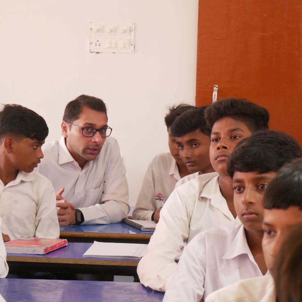 बेंच पर बच्चों के बीच बैठे,फर्श पर छात्राओं की कॉपियां-देखीं:DM ने पूछा-‘पढ़ाई कैसी चल रही’; स्मार्ट क्लास-लैब का भी लिया जायजा