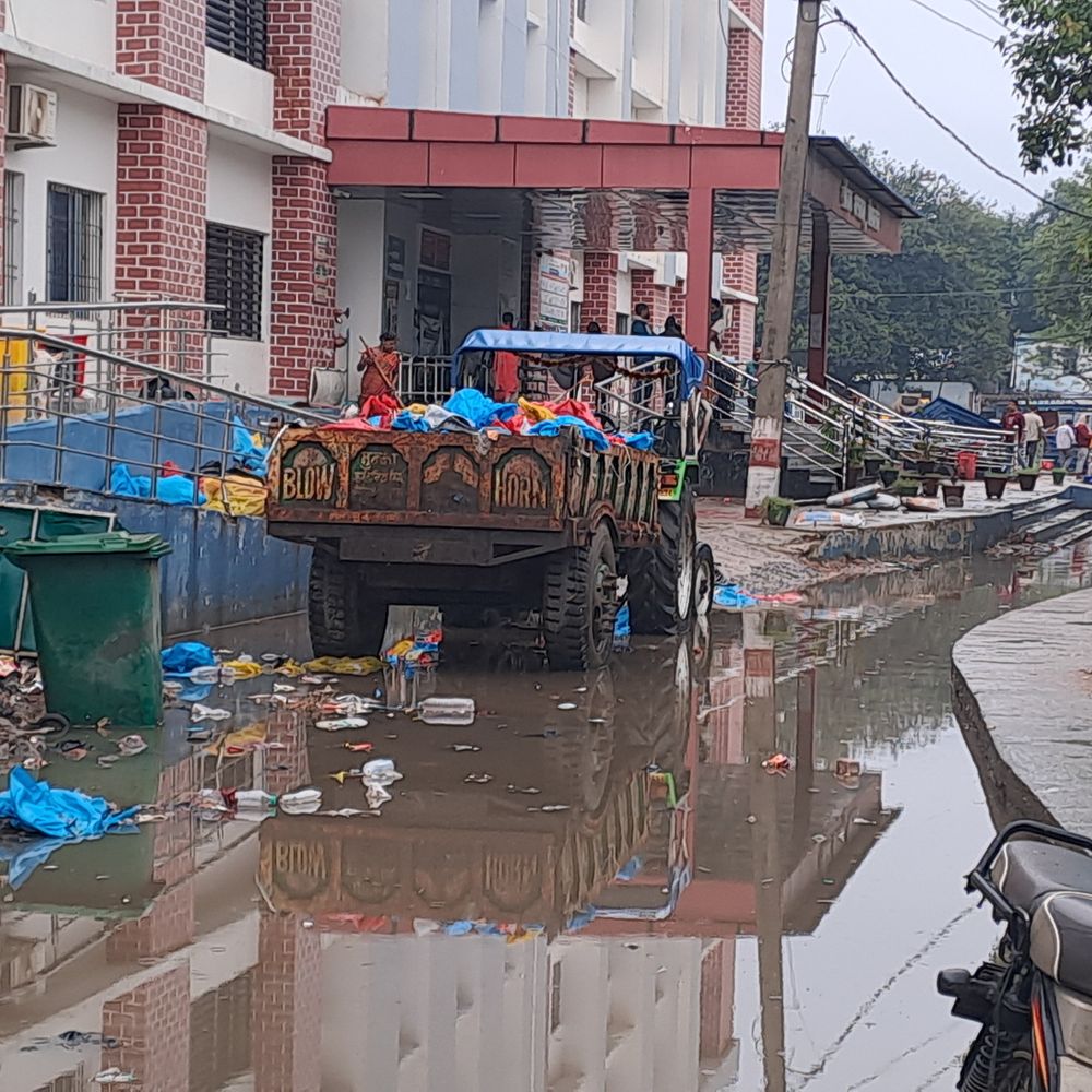 नाला बनने के बाद भी सदर अस्पताल में पानी जमा:गोपालगंज में करीब 8 लाख रुपए खर्च, मरीजों और परिजनों को परेशानी