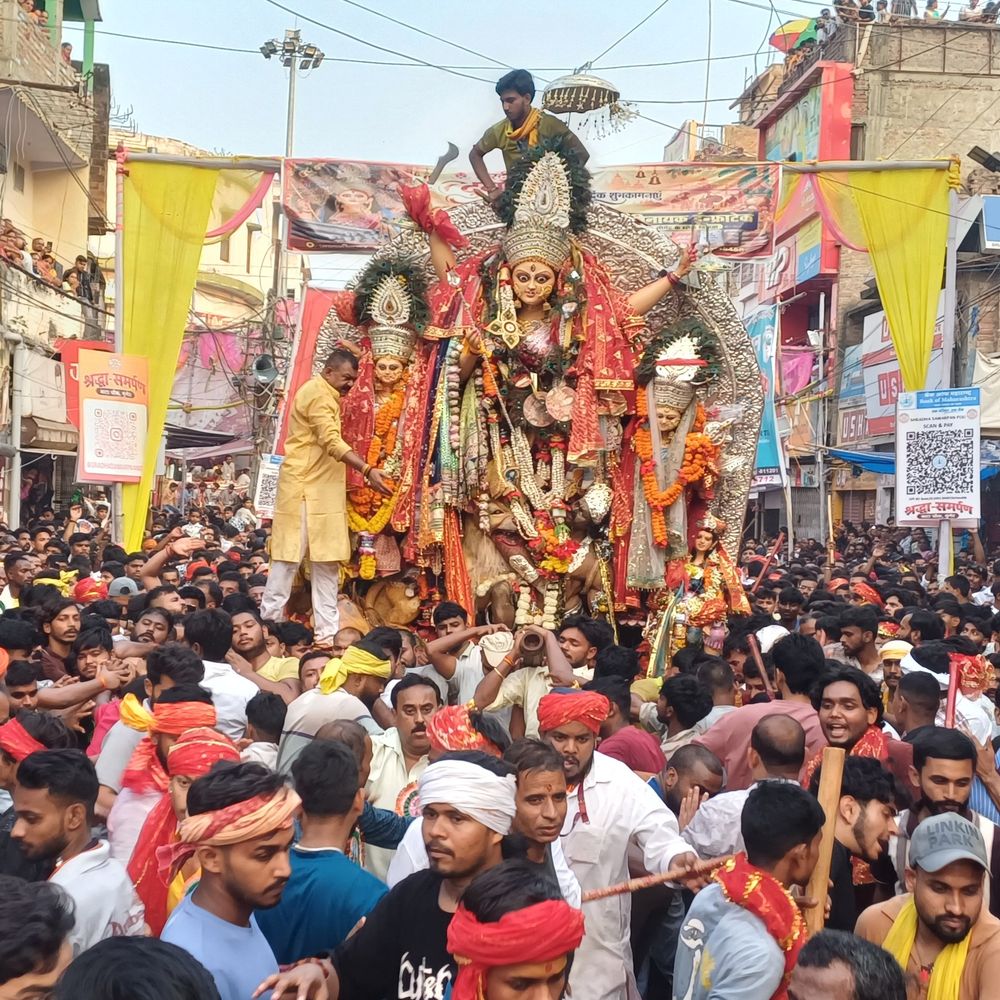 बड़ी दुर्गा प्रतिमा का विसर्जन 9 घंटे देरी से:मुंगेर में श्रद्धालुओं ने नम आंखों से दी विदाई, 2 लाख से ज्यादा लोग सड़कों पर उमड़े